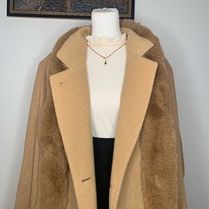 Shawl with trim faux fur